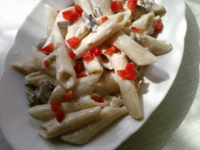 Penne z sosem serowo pieczarkowym