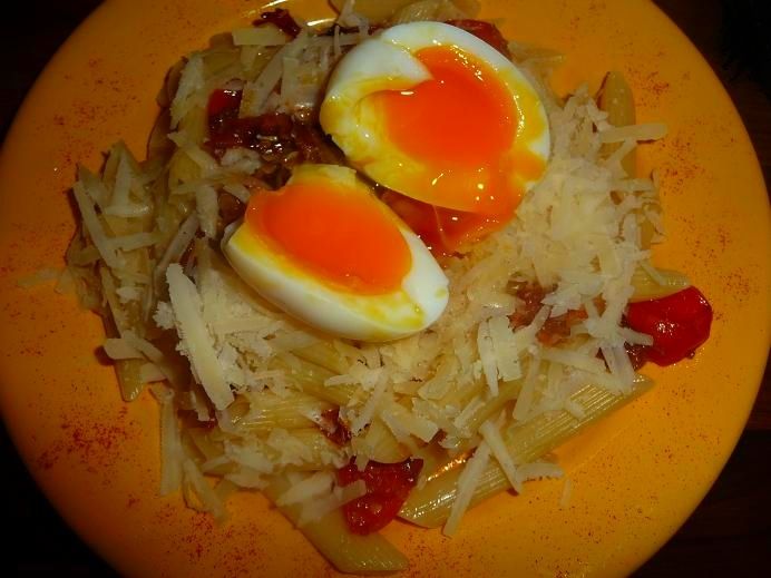 Penne z szynką, pomidorkami i jajem Penne z szynką, pomidorkami i jajem