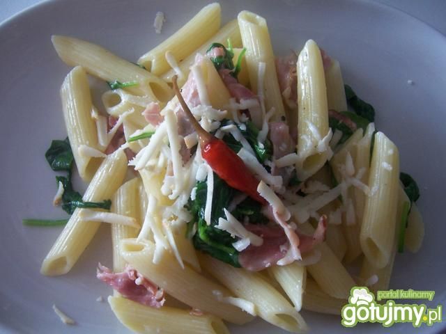 Penne z szynką, szpinakiem i oscypkiem