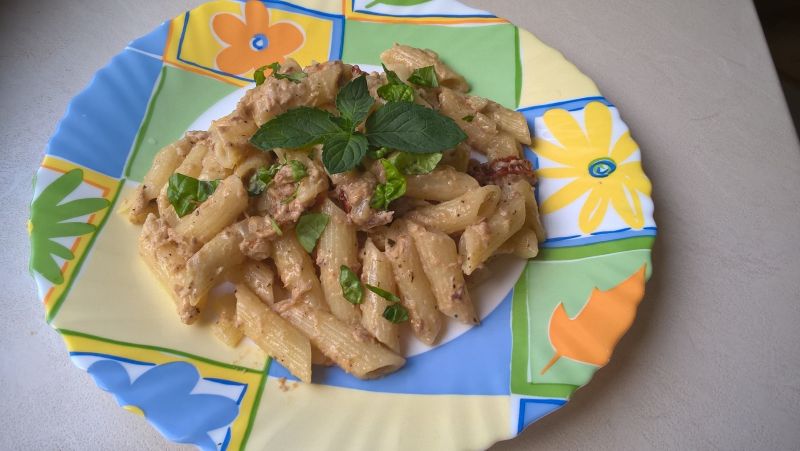 Penne z tuńczykiem i suszonymi pomidorami Penne z tuńczykiem i suszonymi pomidorami