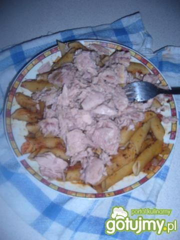 Penne z tuńczykiem w sosie pomidorowym. Penne z tuńczykiem w sosie pomidorowym.