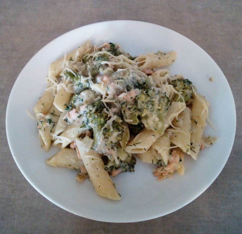 Penne z wędzonym łososiem