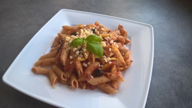 Penne z żółtą cukinią w pomidorach Penne z żółtą cukinią w pomidorach