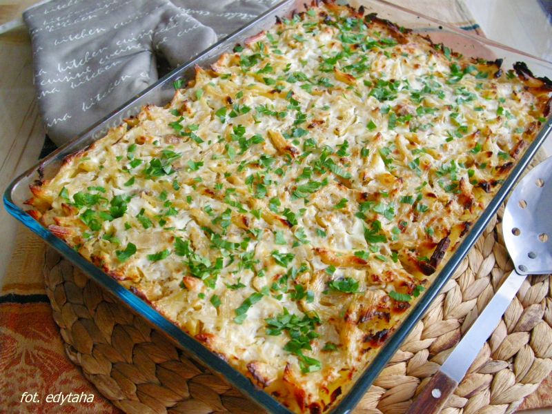 Penne zapiekane z kapustą i maślakami.