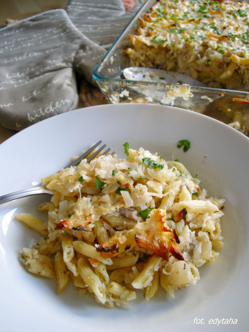 Penne zapiekane z kapustą i maślakami.