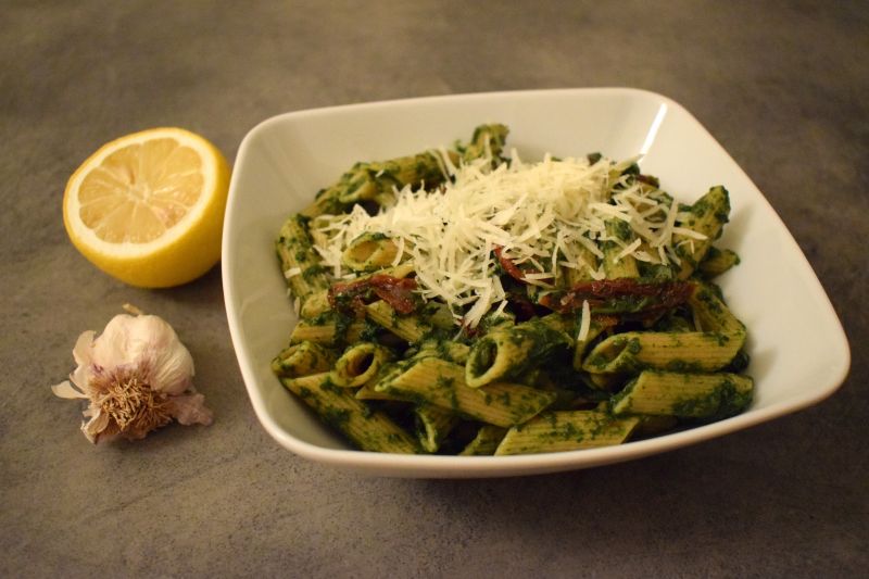 Penne ze szpinakiem i z suszonymi pomidorami Penne ze szpinakiem i z suszonymi pomidorami