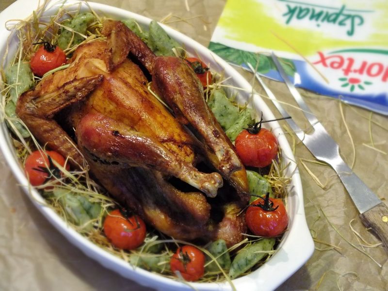 Perliczka na sianku z kopytkami szpinakowymi 