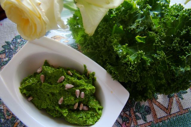 .   Pesto z jarmużu .   Pesto z jarmużu