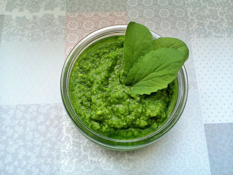 Pesto z liści rzodkiewek 