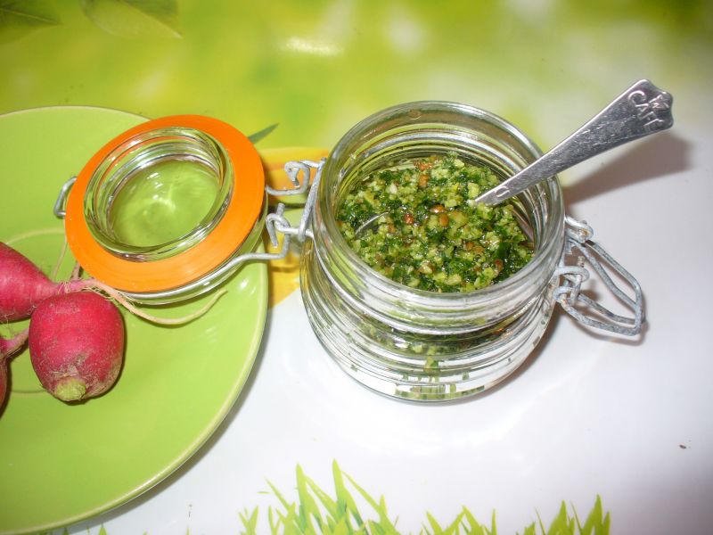 Pesto z listków rzodkiewki Pesto z listków rzodkiewki
