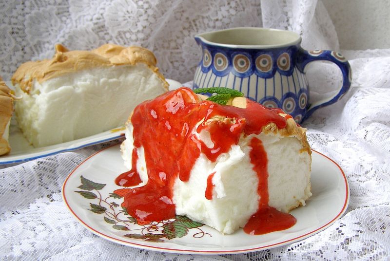 Pianka budyniowa z białek z musem truskawkowym