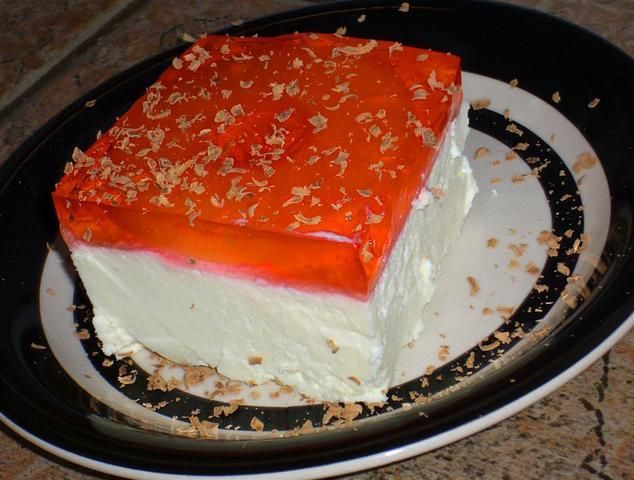 Pianka z bitej śmietany z ananasem