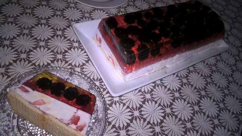 Pianka z galaretką i jeżynami