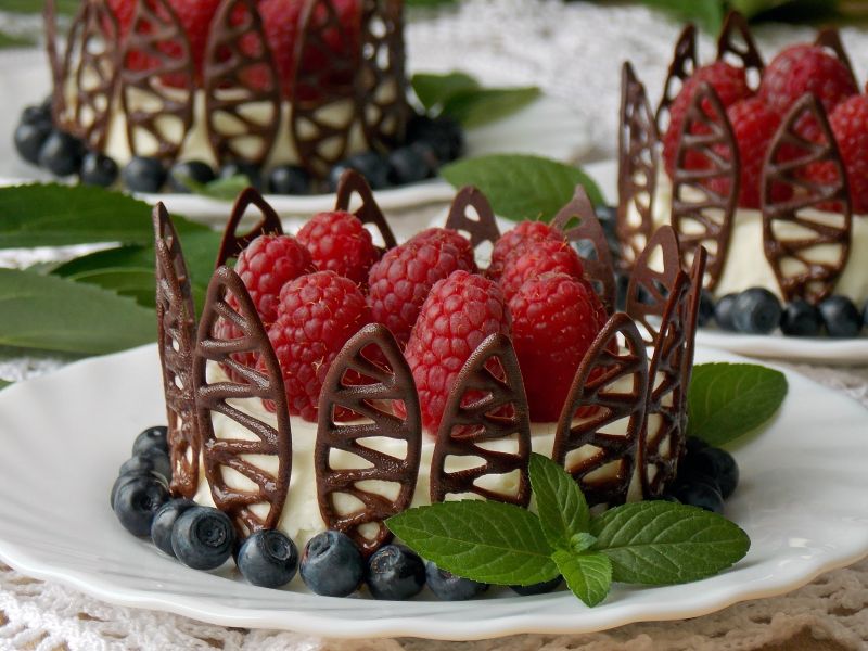 Pianka z malinami i jagodami