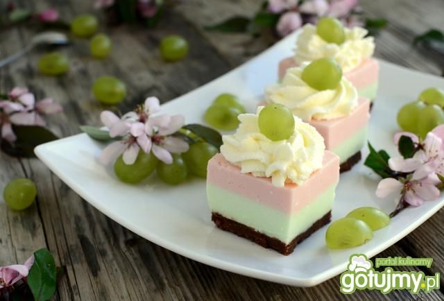 Piankowe kostki z winogronem