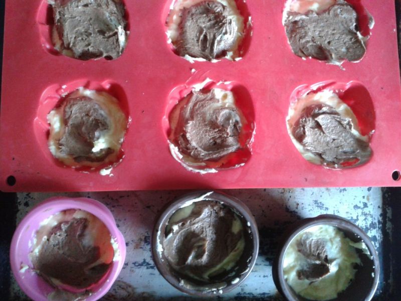 Piaskowe muffinki marmurkowe