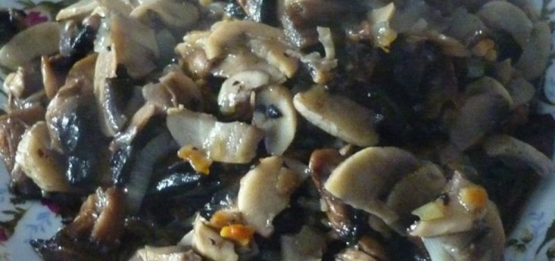 Pieczarki duszone z cebulką