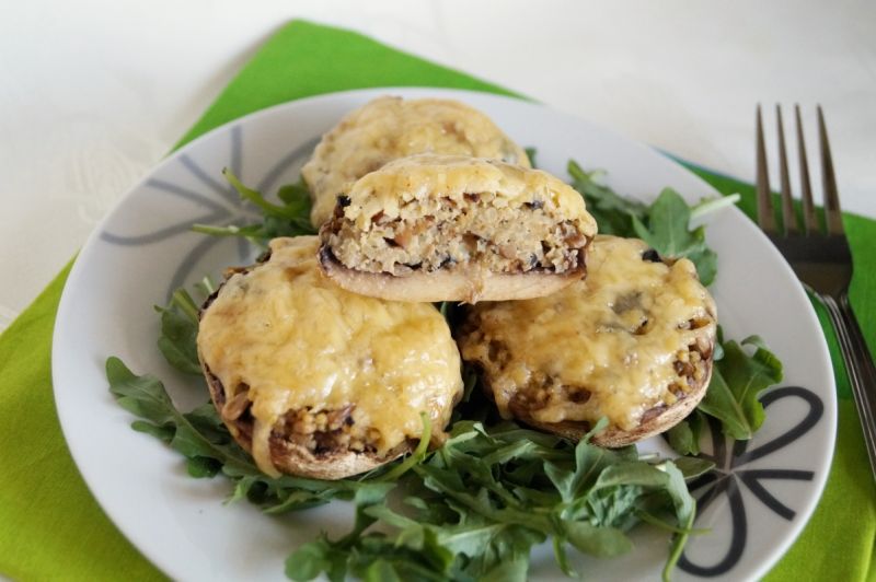 Pieczarki faszerowane kaszą jaglaną i oliwkami Pieczarki faszerowane kaszą jaglaną i oliwkami