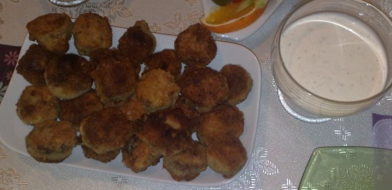 Pieczarki faszerowane kurczakiem z sosem czosnkowy Pieczarki faszerowane kurczakiem z sosem czosnkowy