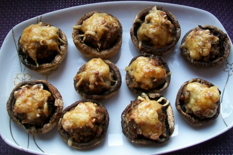 Pieczarki faszerowane mięsem mielonym