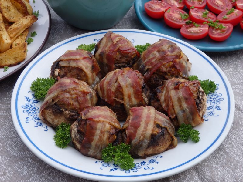 Pieczarki faszerowane otulone boczkiem  Pieczarki faszerowane otulone boczkiem