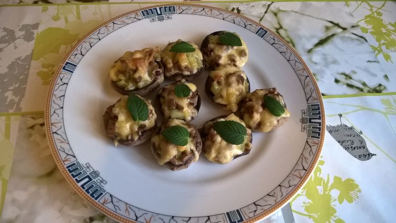 Pieczarki faszerowane papryką i serem Pieczarki faszerowane papryką i serem