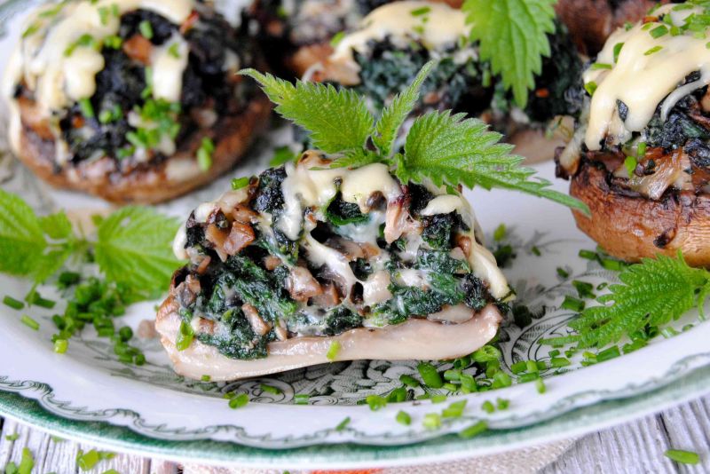 Pieczarki faszerowane pokrzywą
