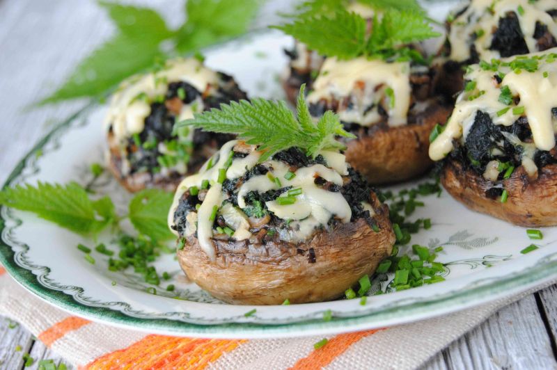 Pieczarki faszerowane pokrzywą