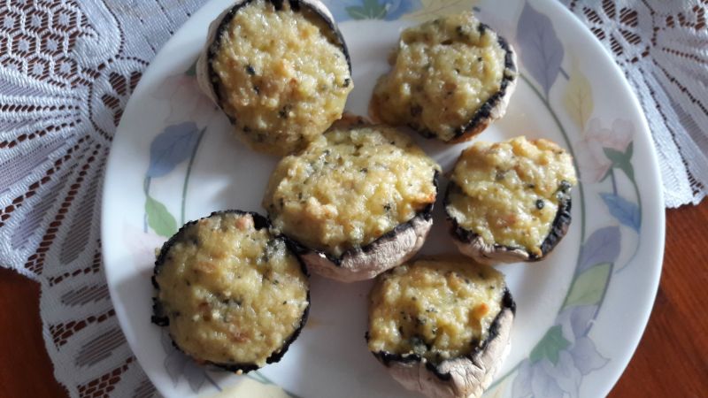 Pieczarki faszerowane serami i bułką tartą