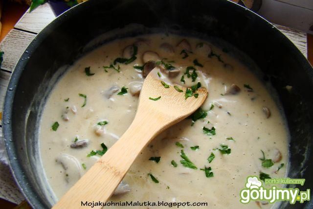 Pieczarki i grzybki mun w śmietanie 