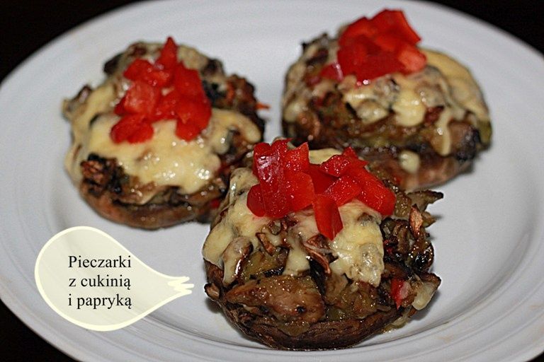 Pieczarki nadziewane cukinią i papryką