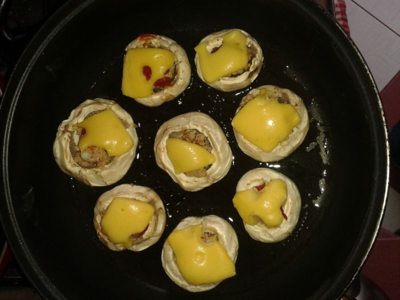 Pieczarki nadziewane mięsem mielonym Pieczarki nadziewane mięsem mielonym