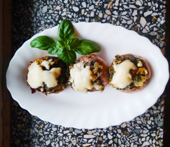 Pieczarki nadziewane szpinakiem i serem feta Pieczarki nadziewane szpinakiem i serem feta