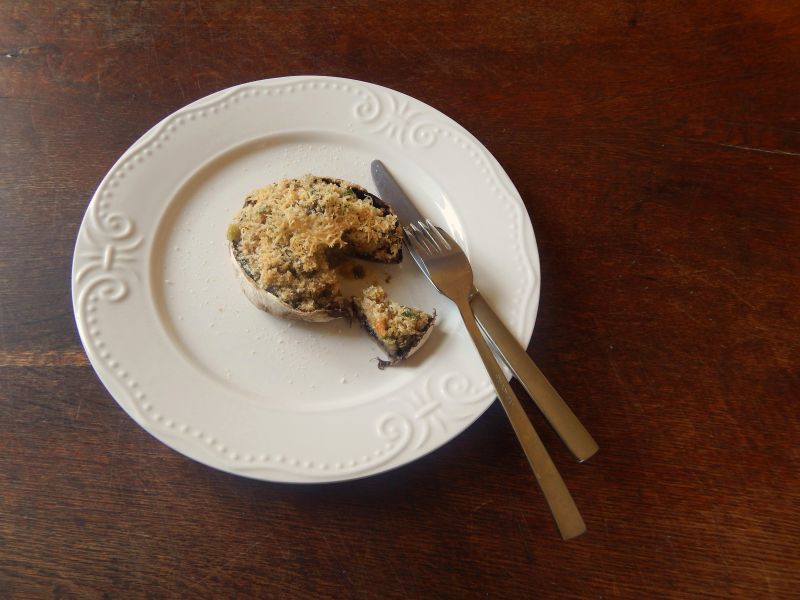 Pieczarki portobello faszerowane dymką i parmezane