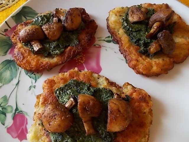 Pieczarki posadzone na szpinaku