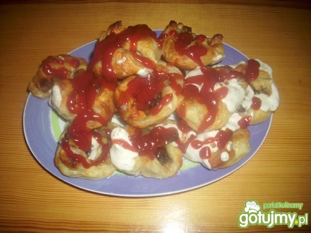 Pieczarki w cieście francuskim. Pieczarki w cieście francuskim.