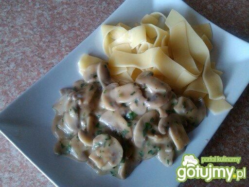 Pieczarki w sosie z makaronem