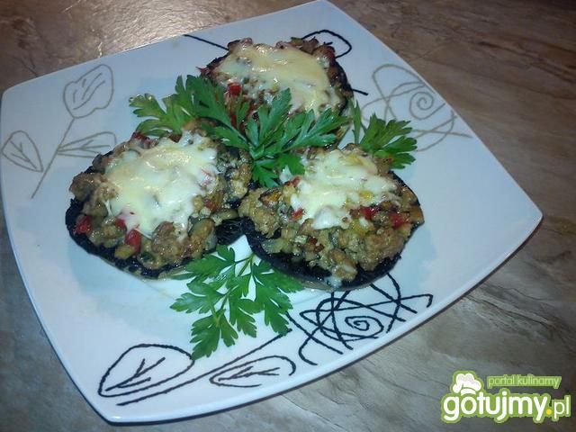 Pieczarki z farszem mięsno-warzywnym.