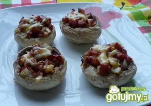 Pieczarki z kiełbasą i serem  Pieczarki z kiełbasą i serem
