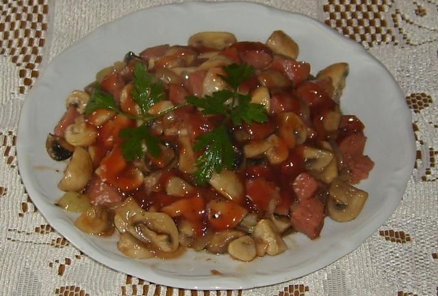Pieczarki z kiełbasą w ketchupie Pieczarki z kiełbasą w ketchupie
