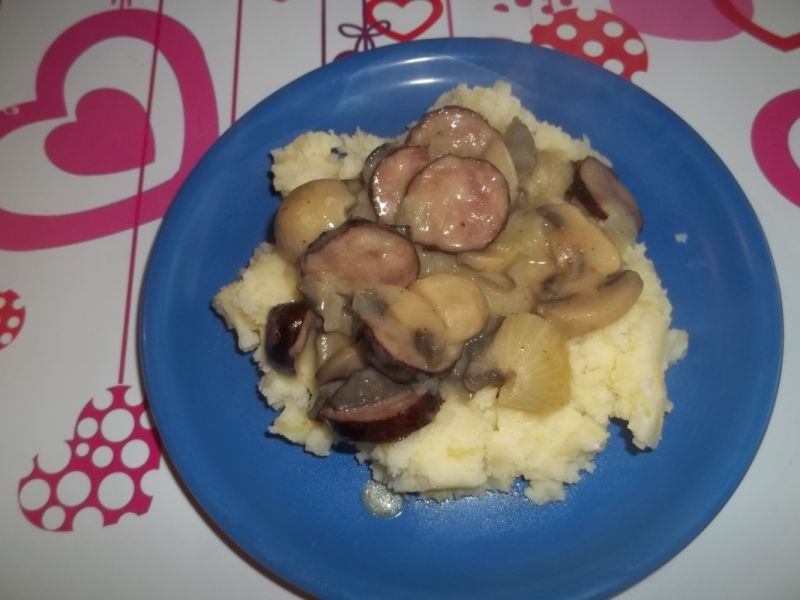 Pieczarki z kiełbasą w sosie śmietanowym Pieczarki z kiełbasą w sosie śmietanowym