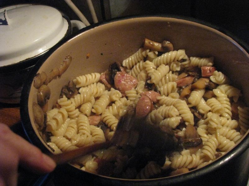 Pieczarki z makaronem i kiełbasą Pieczarki z makaronem i kiełbasą