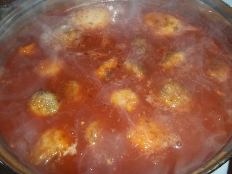 Pieczarki z mięsem mielonym w sosie pomidorowym