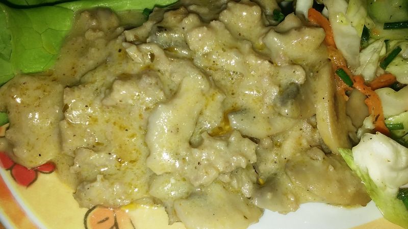 Pieczarki z mięsem mielonym w sosie serowym