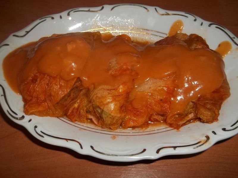 Pieczarki z mortadelą w kapuście