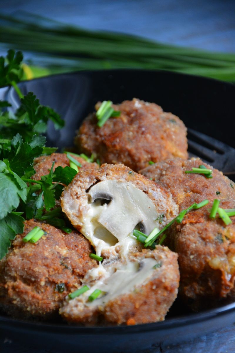Pieczarki z mozzarellą w mięsnej skorupce