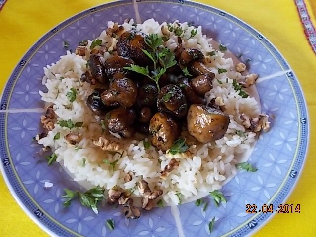 Pieczarki z ryżem i pietruszką  Pieczarki z ryżem i pietruszką