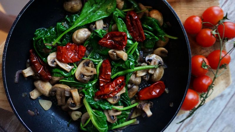 Pieczarki z szpinakiem i suszonymi pomidorami