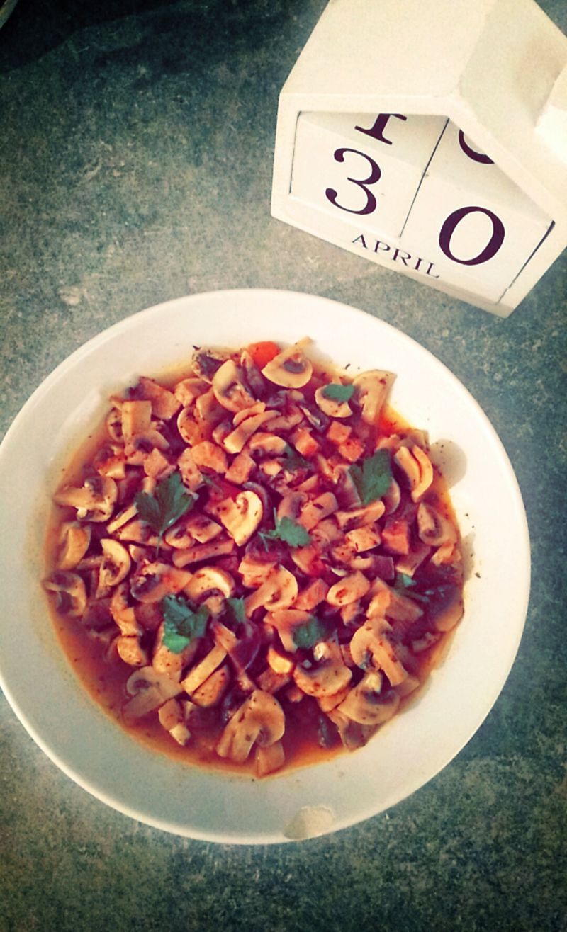 Pieczarki z wieprzowina w pomidorach 