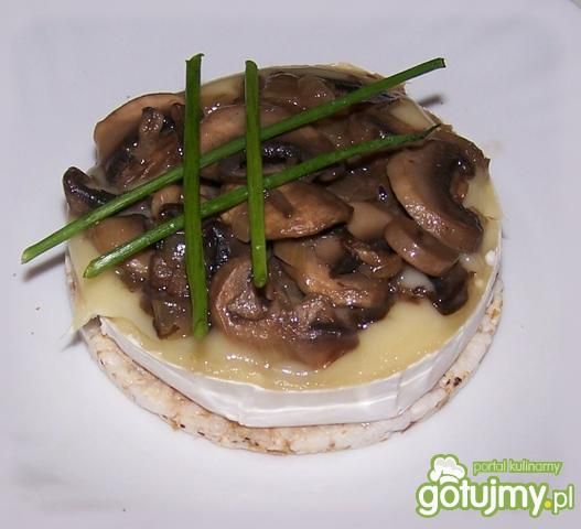 Pieczarki zapiekane w serku camembert. Pieczarki zapiekane w serku camembert.